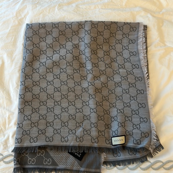 Gucci scarf - Picture 1 of 3